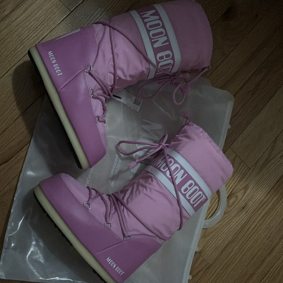 These are Pink Moonboots. They are size 7-8.5 - Picture 3 of 5